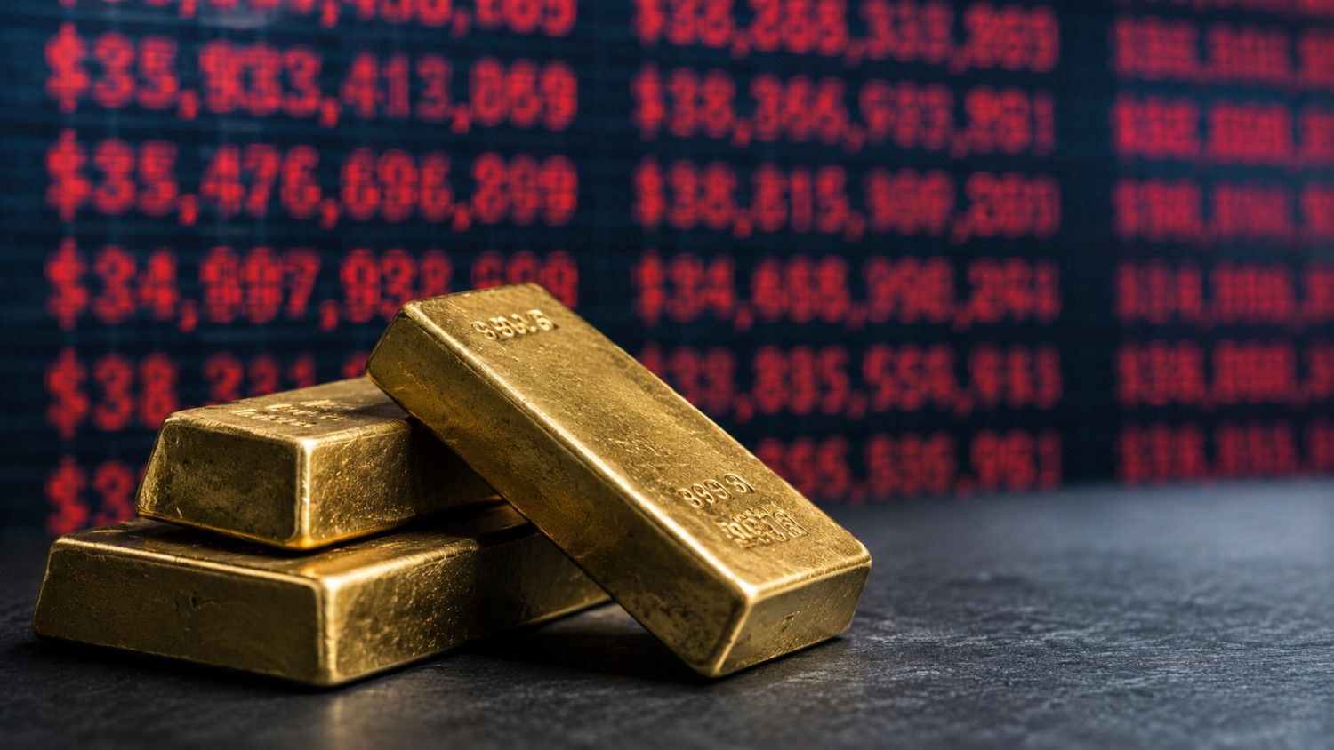 Gold price Iran pause monetary floor: three gold bars stacked on a dark surface against a red financial data display showing U.S. national debt figures